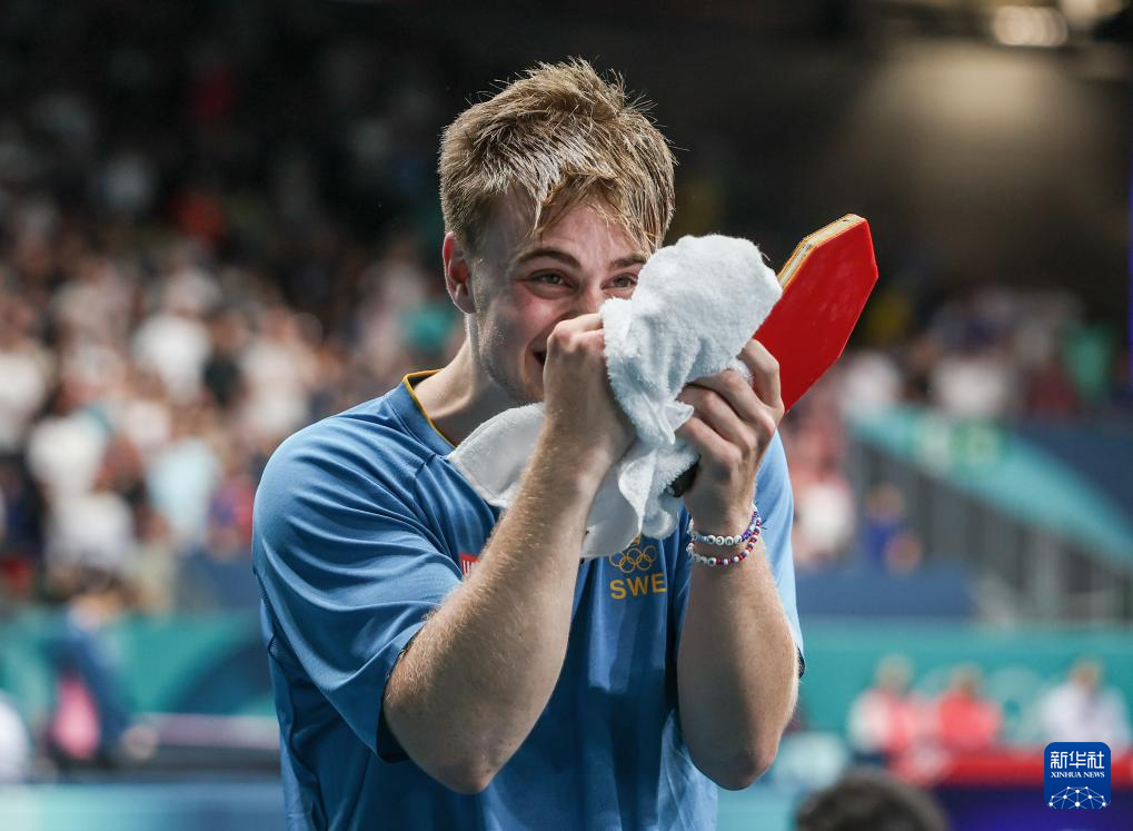 丁彥雨航華麗變身 一招晃倒艾倫後雙手猛扣展現爆發力.